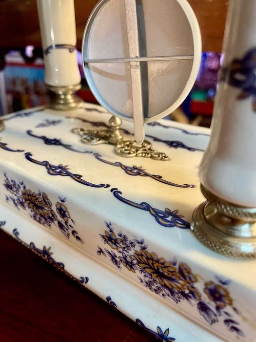 Relógio de pêndulo em porcelana