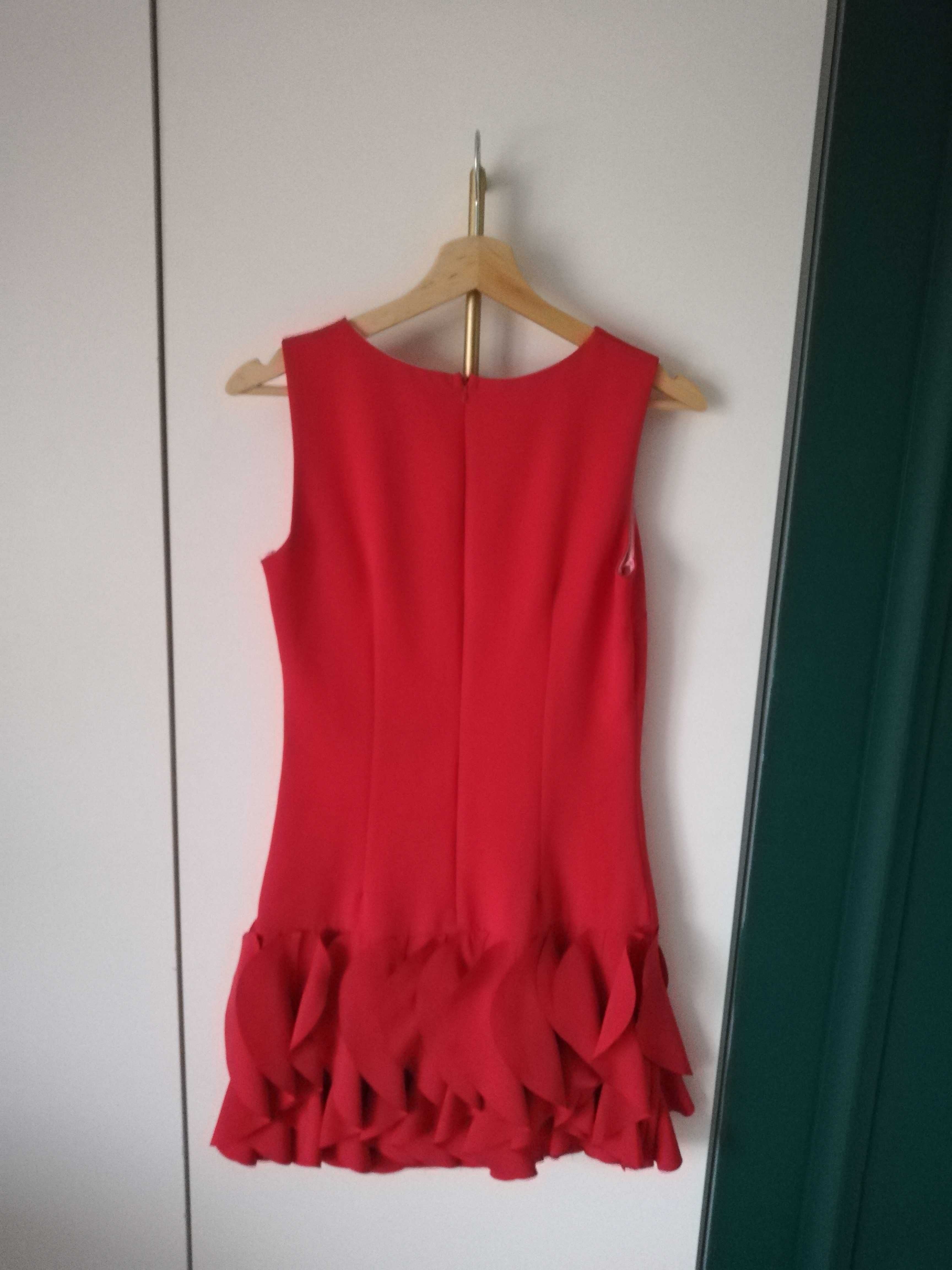 Czerwona sukienka z falującym dołem na święta wesele chrzciny