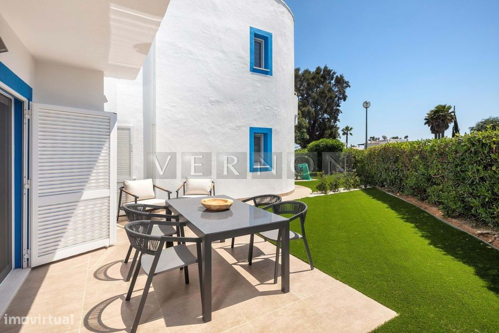 Algarve, Carvoeiro, apartamento T2 R/chão espaçoso, com piscina comum