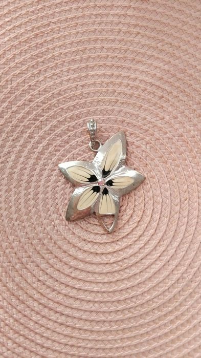 Duża metalowa zawieszka kwiat.