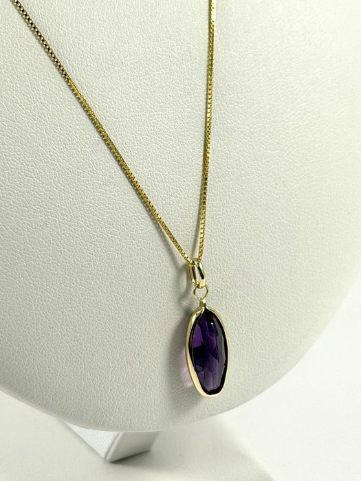 Złota zawieszka z ametystem