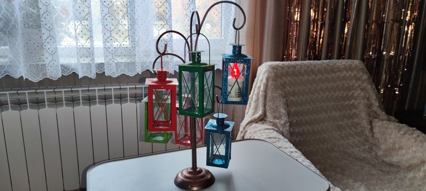 Piękny stojak z lampkami metalowymi