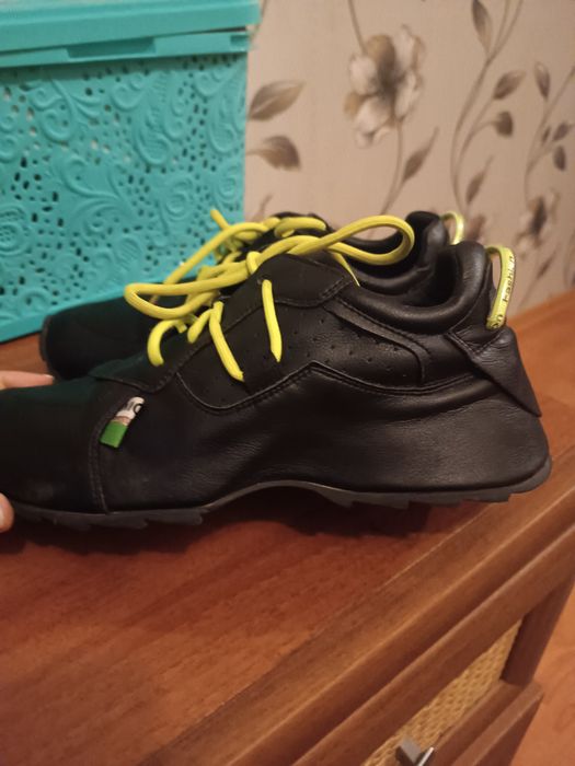 Продам женские кроссовки натуральная кожа