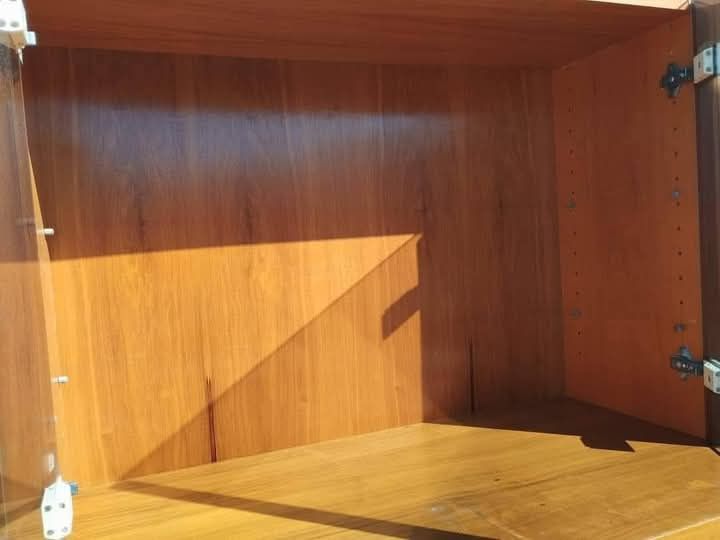 Móvel de sala com portas em vidro