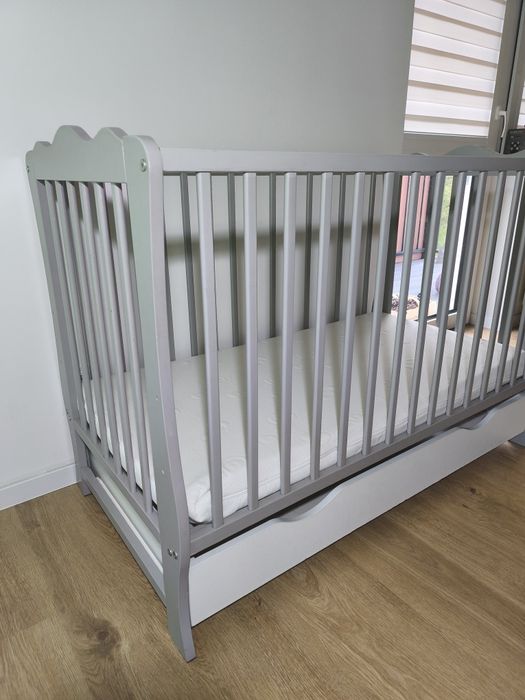 Łóżeczko drewniane szare dla dziecka tapczanik