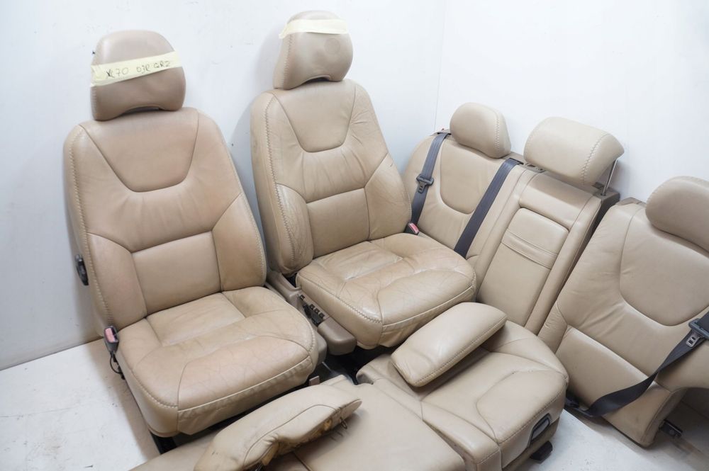 wnętrze fotel przód tył komplet beżowa skóra fotele volvo xc70 grzane