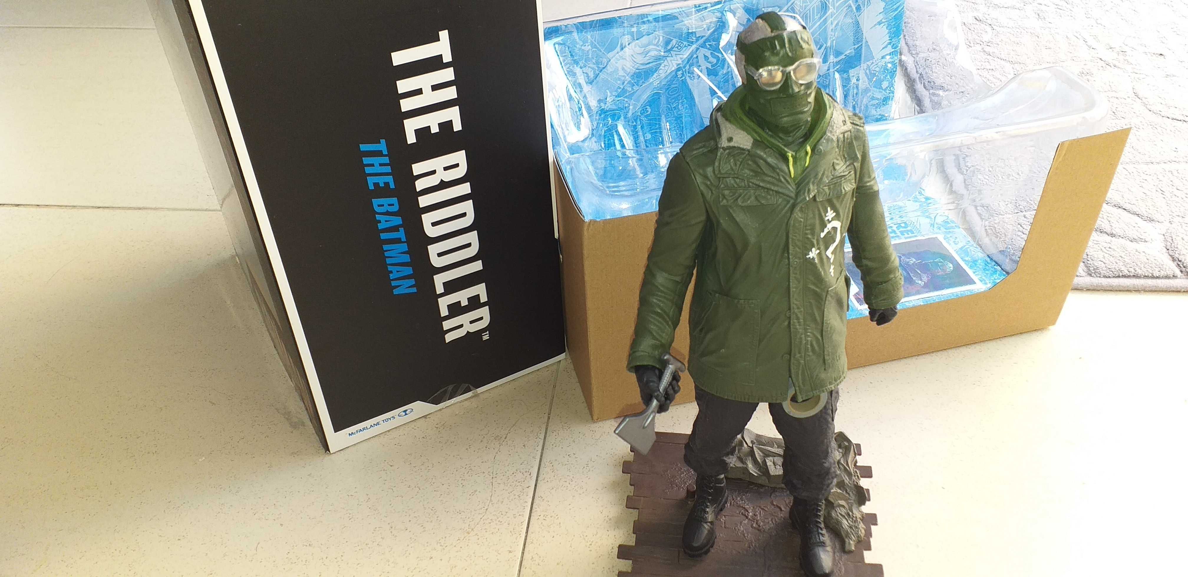 Figura The Riddler 30 cm c base/diorama da Mcfarlane/Batman Multiverse