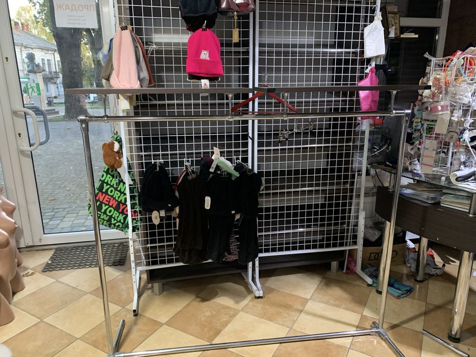 Продається стійка під одяг б/у(самовивіз)
