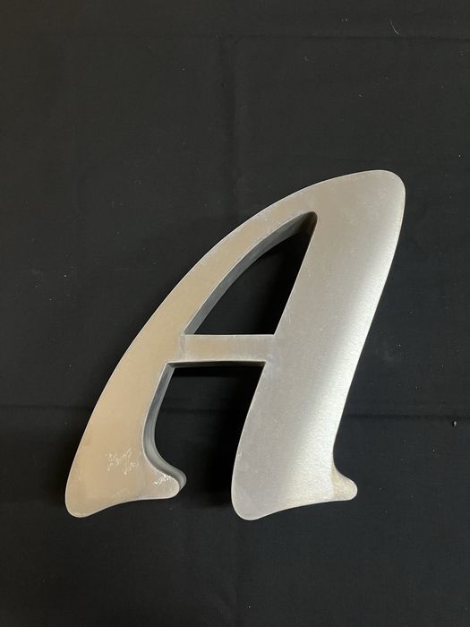 Letra "A" em caixa de aço inox de 35cm