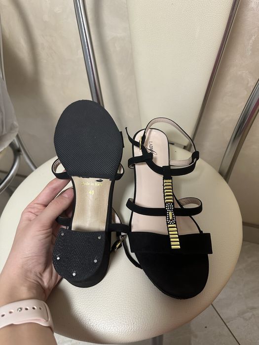 Жіночі босоніжки на підборах, на каблуку