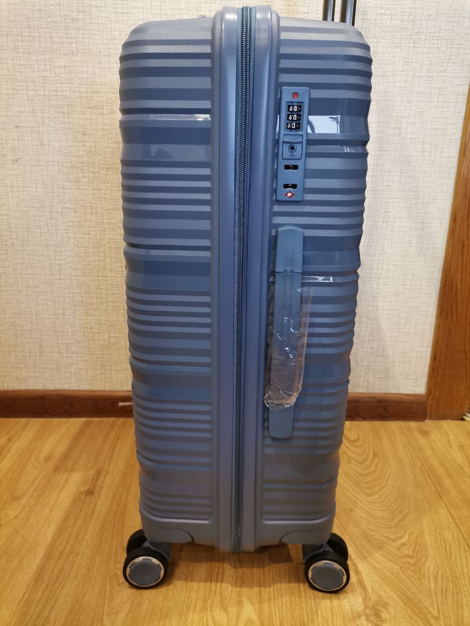 Поліпропіленова ударостійка розмір М середня валіза чемодан средний
