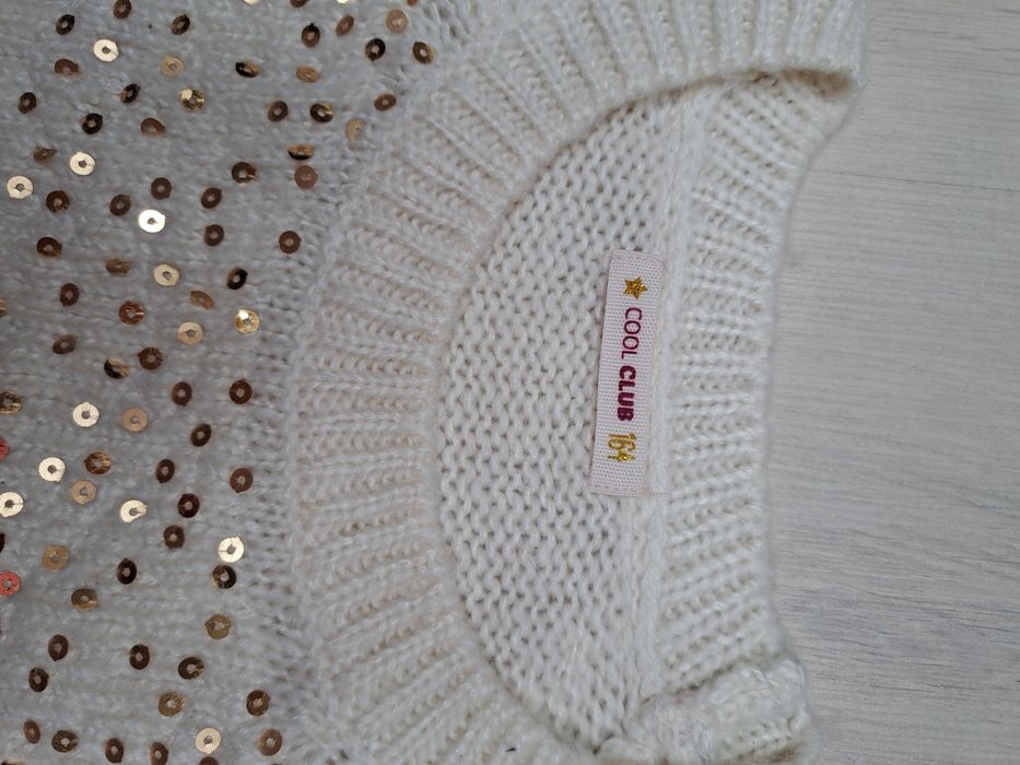 Śliczny kremowy sweterek