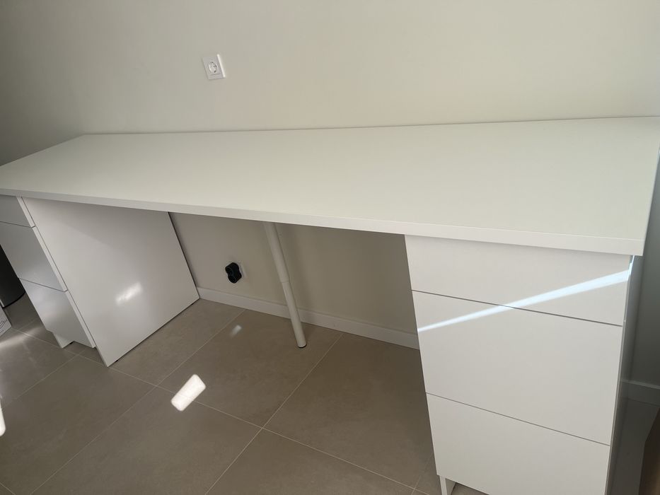 Bancada de cozinha com 243cm de comprimento e 90cm de altura