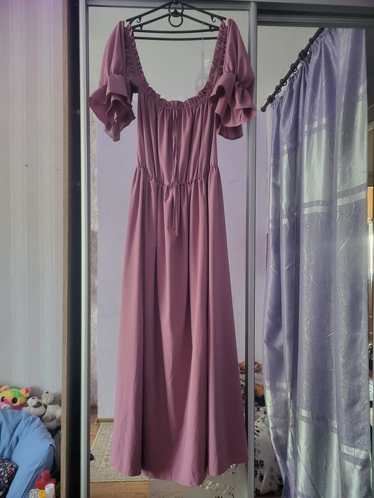 Сукня з розрізом на ніжці