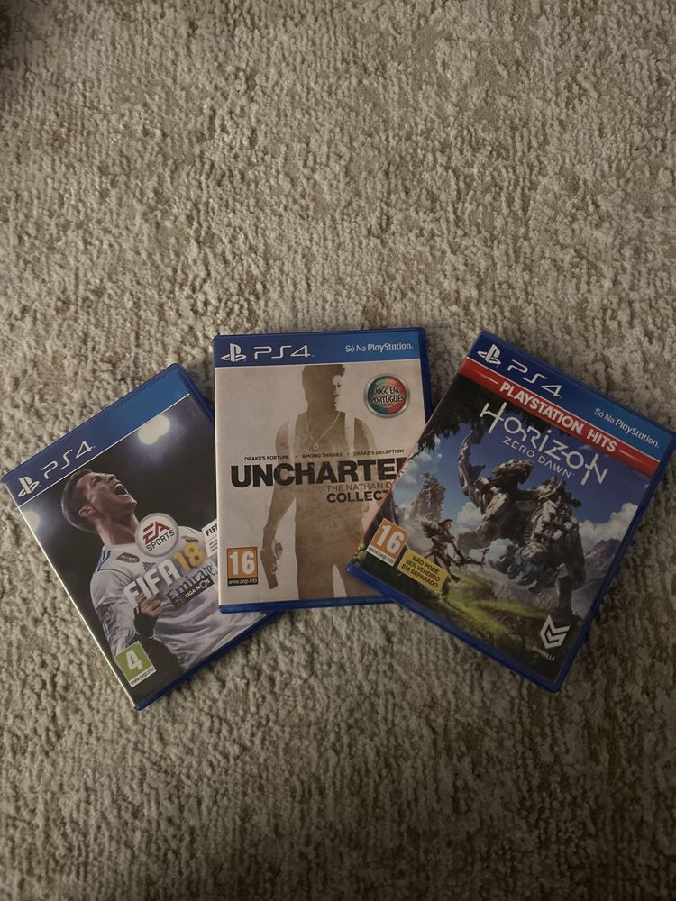 Playstation PS4 com 2 comandos incluidos e 3 jogos