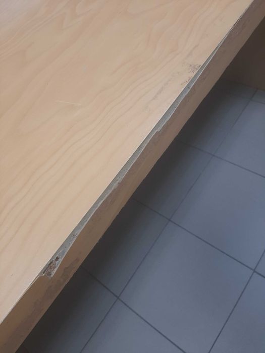 Secretárias com marcas de uso