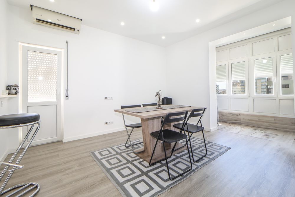 Apartamento T3 remodelado com arrecadação