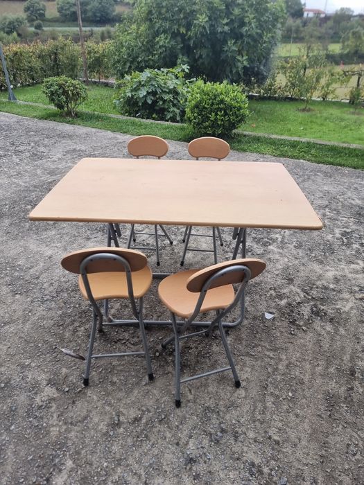 Conjunto mesa e cadeiras