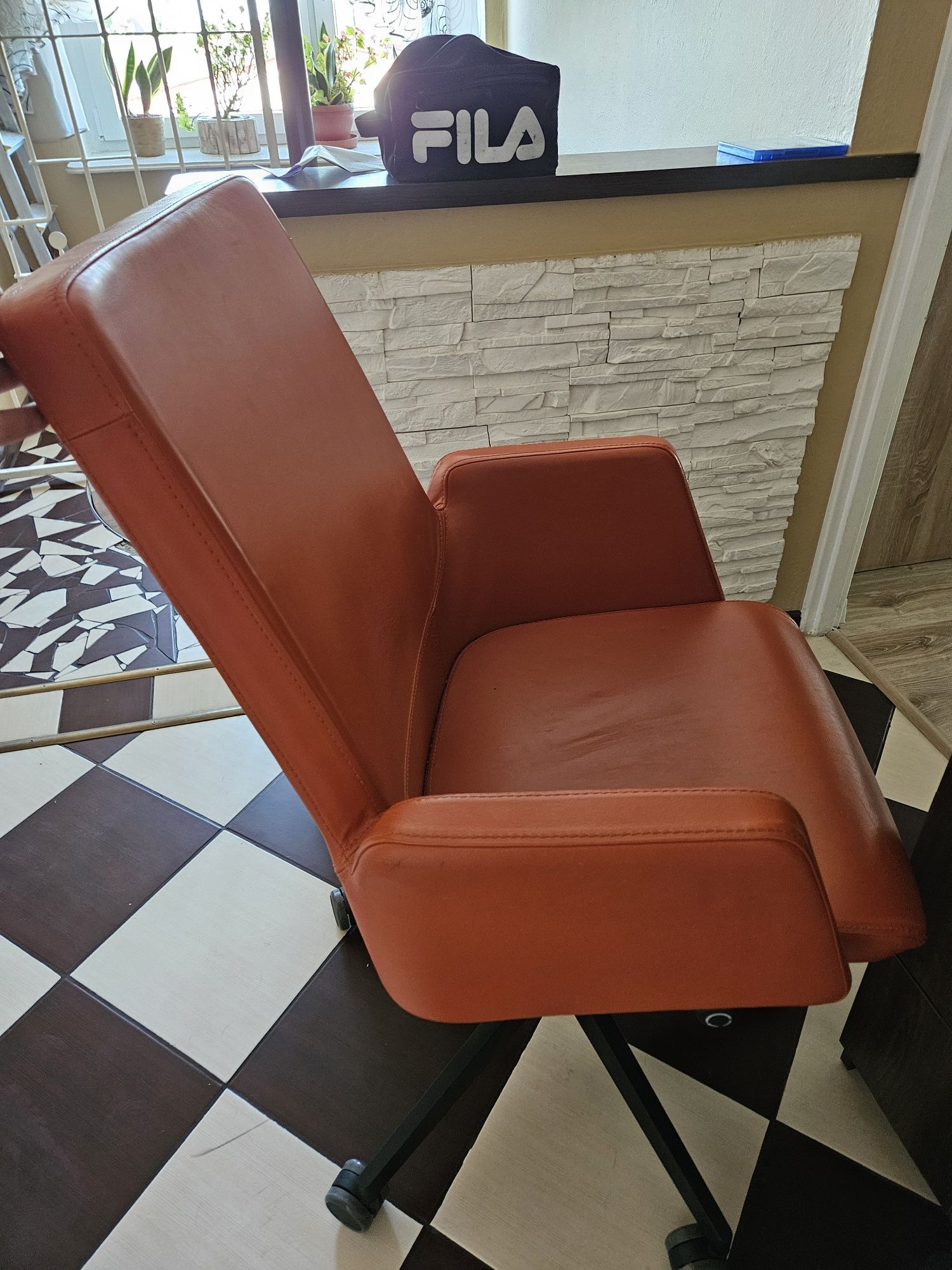 Krzeslo obrotowe Bejotl skórzane pomarańczowe