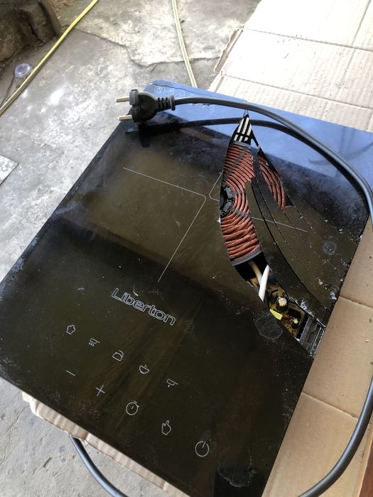 Індукційна плитка з розбитою варочною панеллю.