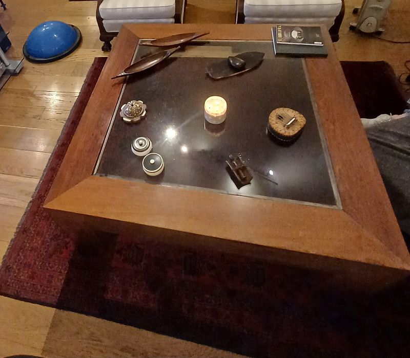 Mesa de madeira maciça e tampo em vidro