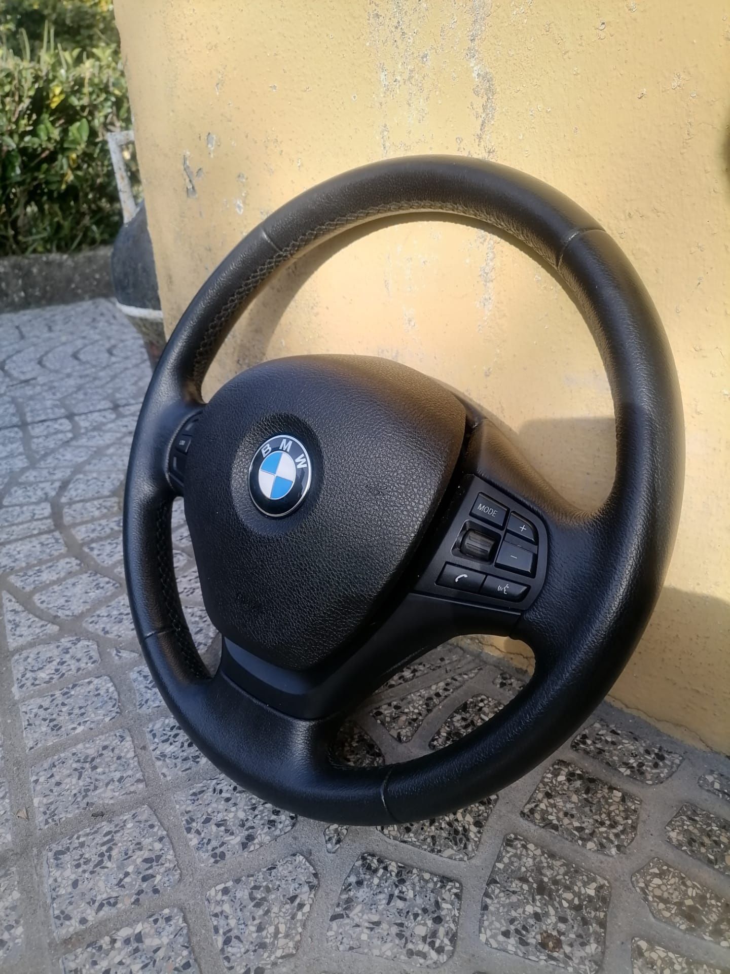 Vendo volante de bmw e parachoques e capas de espelho