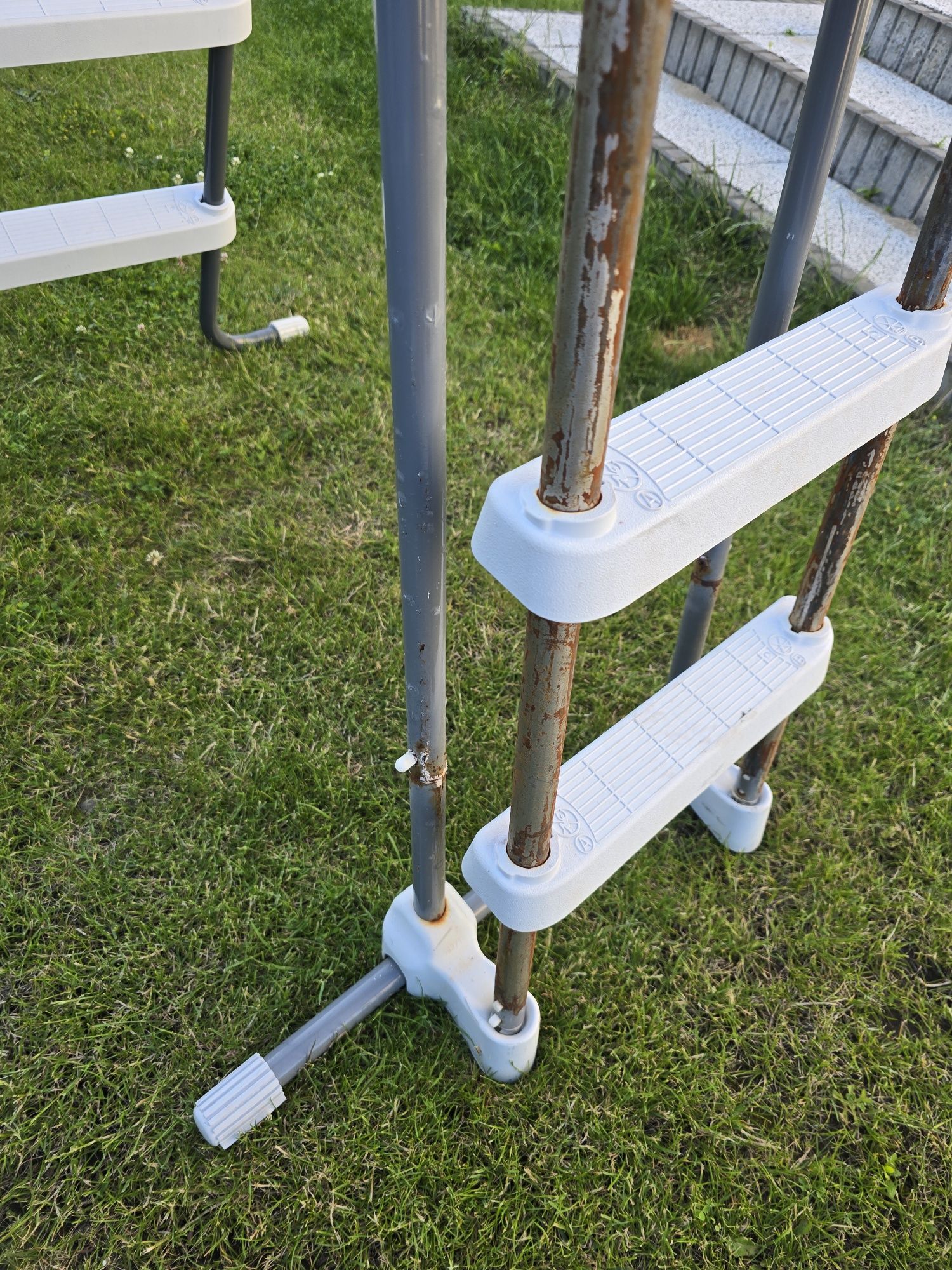 Drabinka basenowa 132 cm 28077 Intex