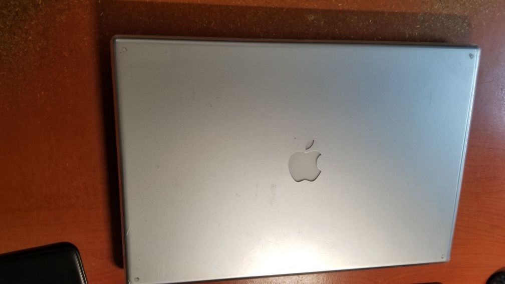 Apple MacBook Pro 17' A1229 не вмикається.