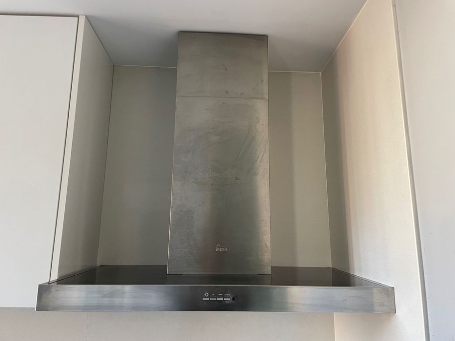 Cozinha branca com pedra