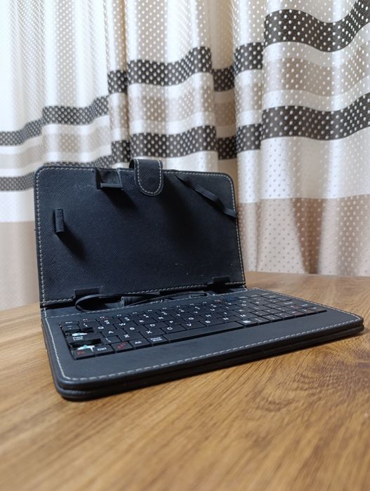 універсальний чохол з клавіатурою


Розмір: 

Довжина 23,3 см

Ширина