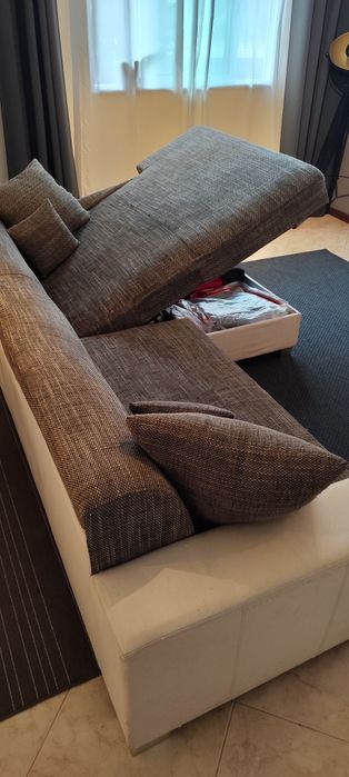 Sofá cama chaise-longue com arrumos.