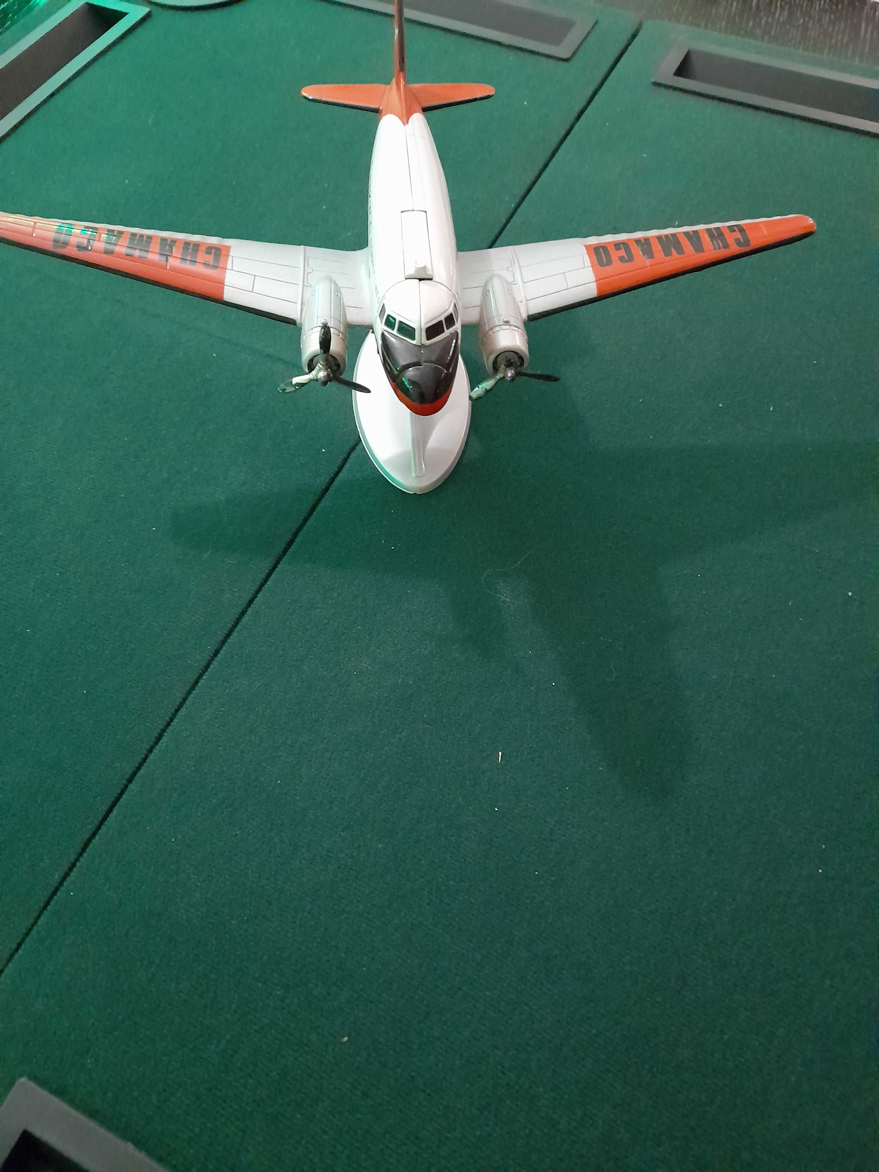 Réplica da Aeronave  Douglas DC-3  Usada, com menos uma pá de Hélice.