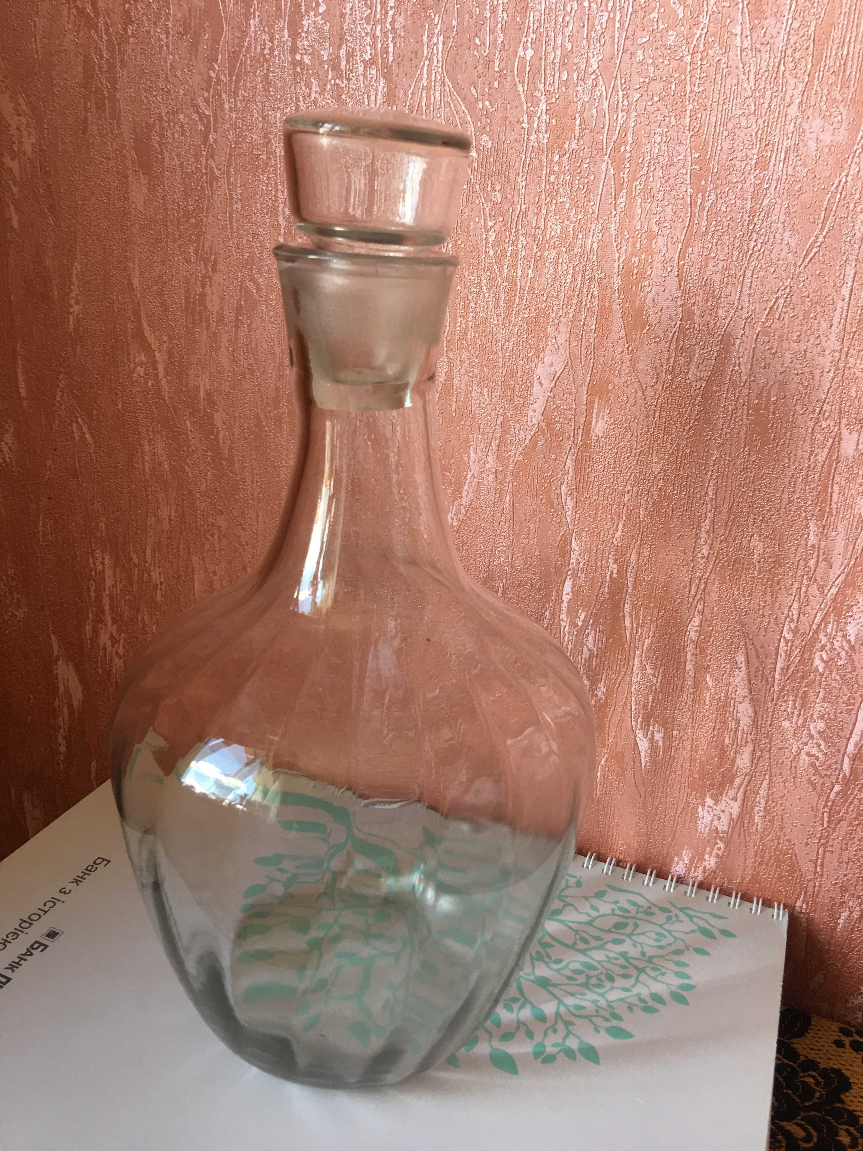 Стеклянные графины.