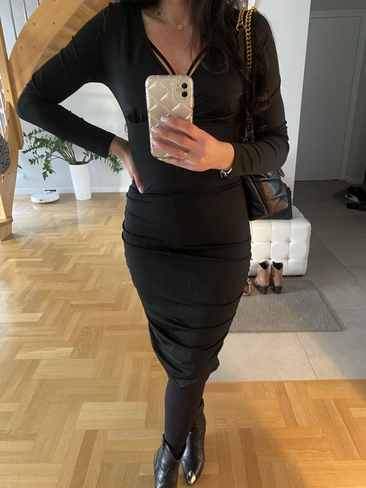 Sexi  Sukienka czarna z dekoltem i marszczeniem Midi M/L