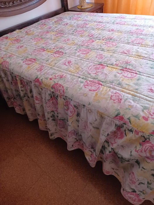 Colcha de casal,floral,várias cores primaveris, em cetim como nova.