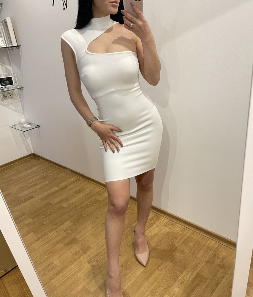 Біла бандажна сукня
