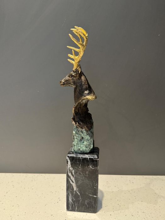 Figurka jelenia z brązu