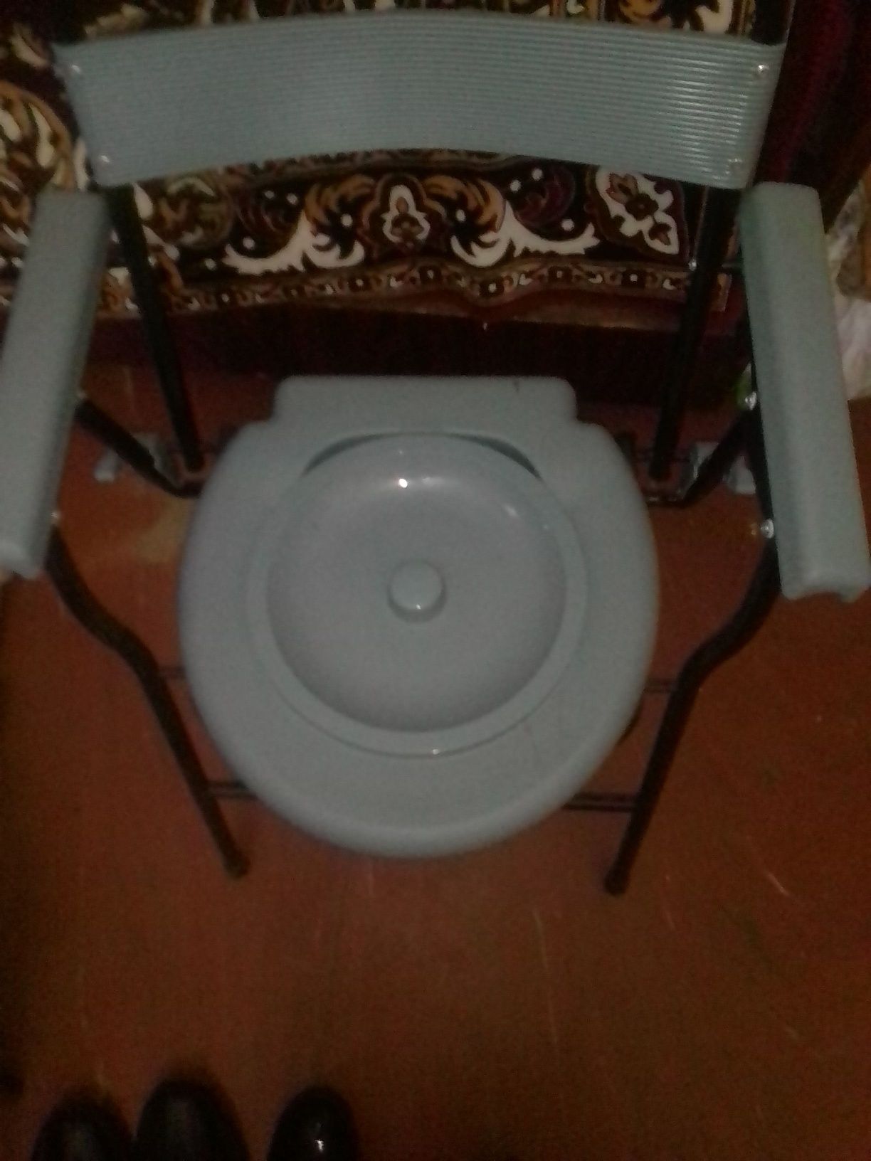 Кресло-туалет для нуждающихся