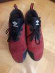 Czerwone sportowe buty adidas
