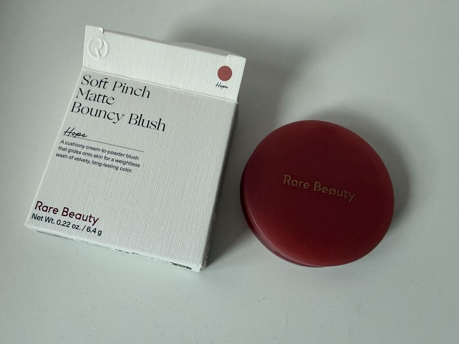 róż do policzków rare beauty hope