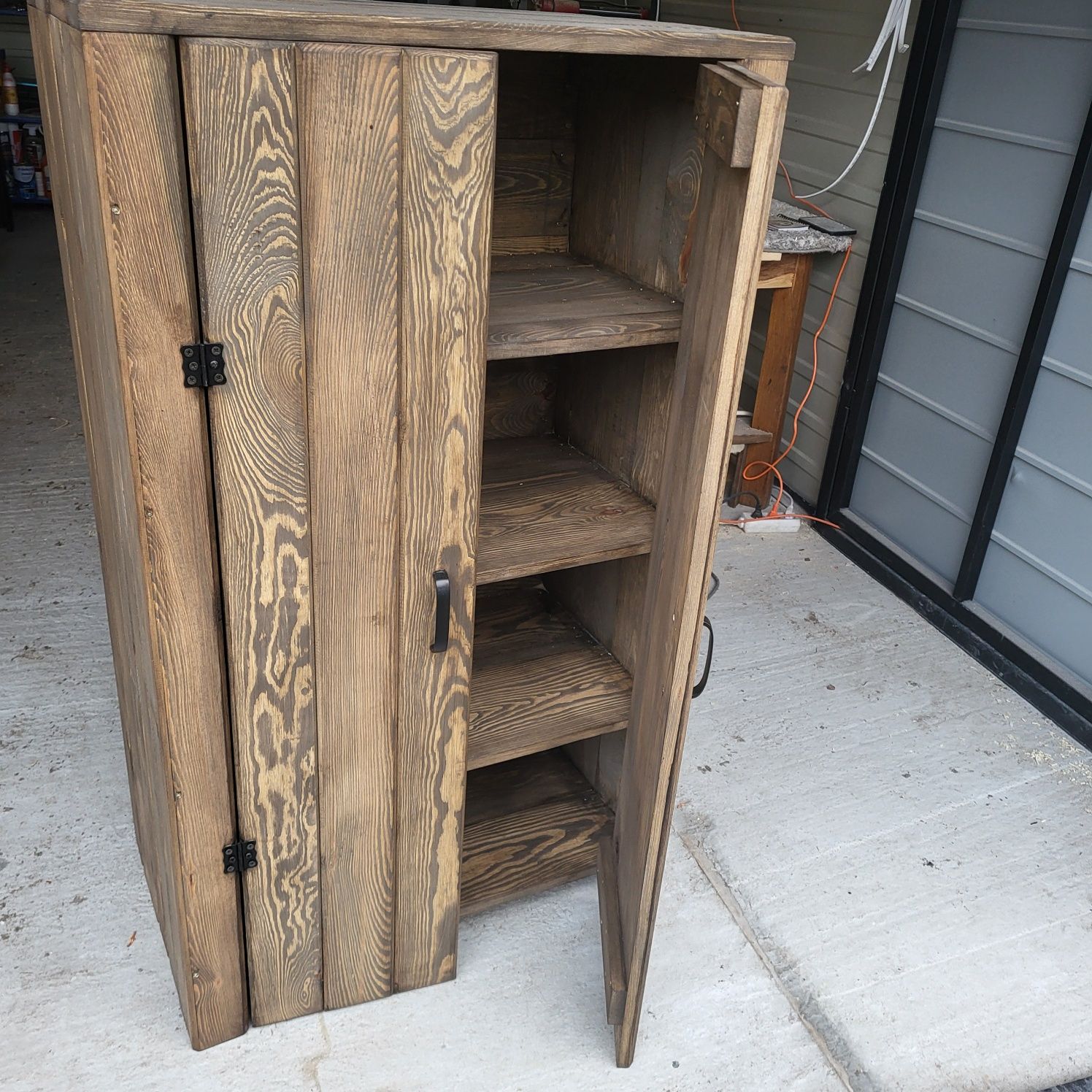 Szafka na buty sosnowa. 70x45x120 cm wys. Kolor Wenge