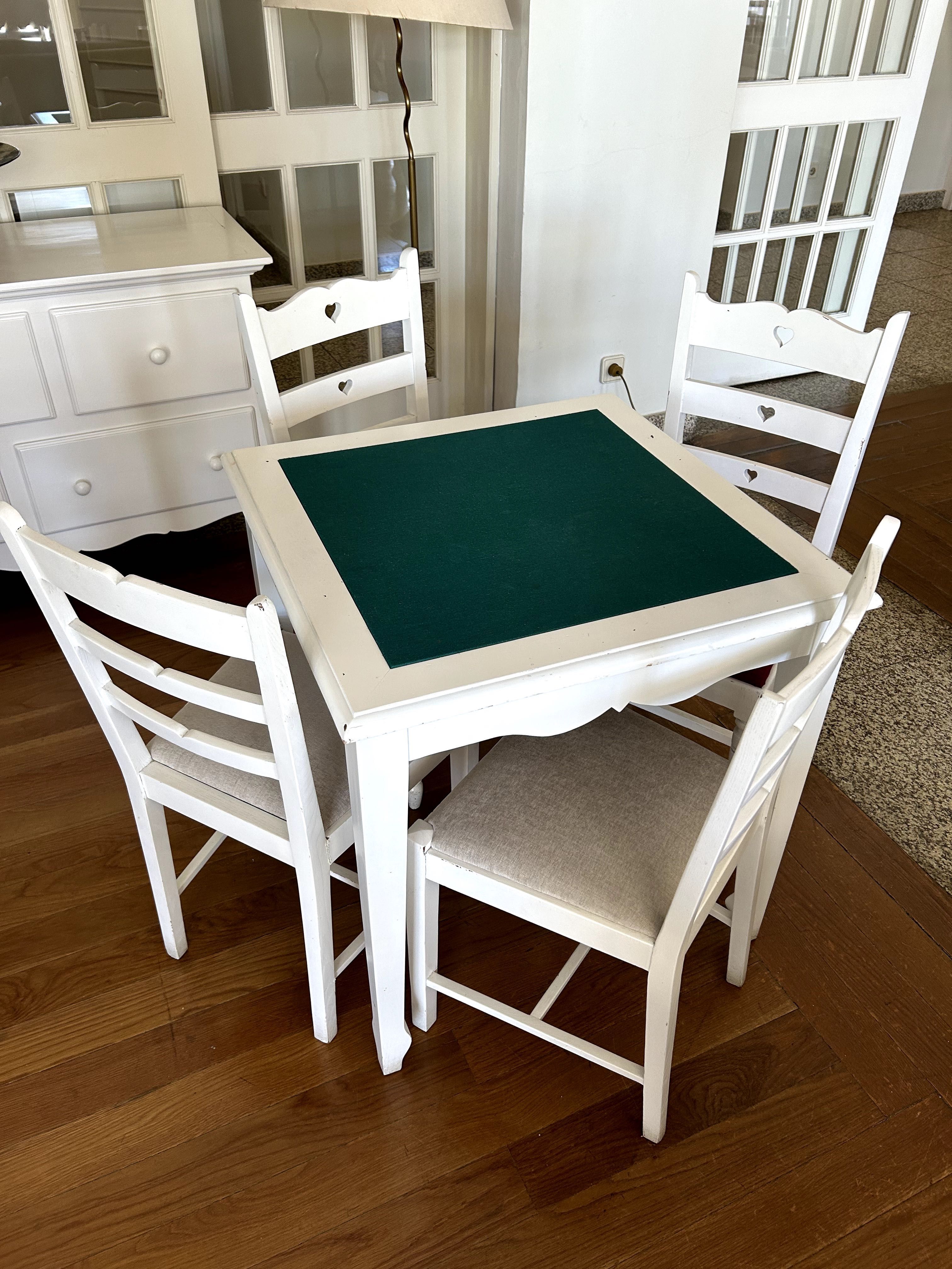 Mesa de jogos com 4 cadeiras