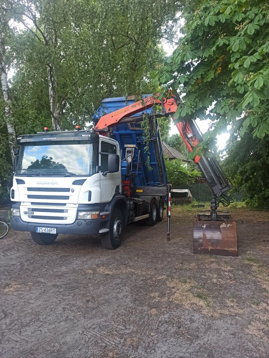 Transport wywrotka z HDS, koparko-ładowarka