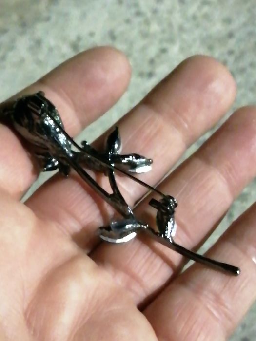 Alfinete com pedrinhas em forma de flor