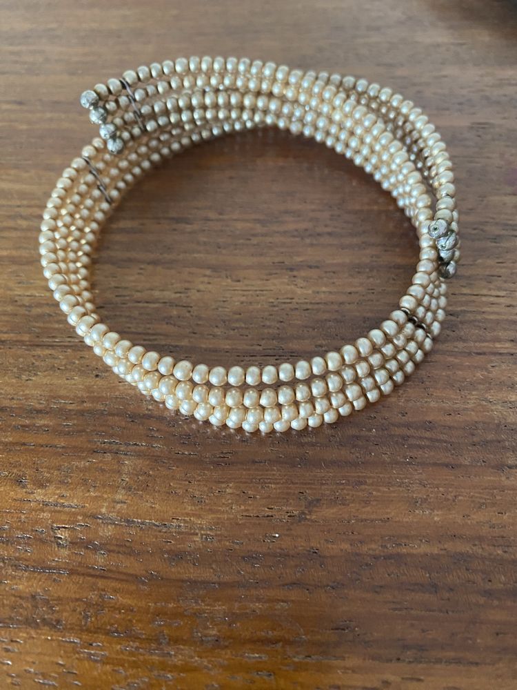 Conjunto de colares e uma gargantilha dos anos 50