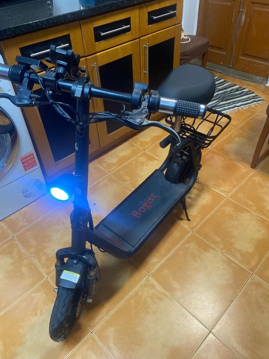 Trotrinete elétrica com banco