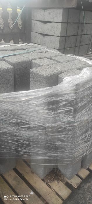 Krawężniki, kostka, słupy oświetleniowe, krąg betonowy, palisada