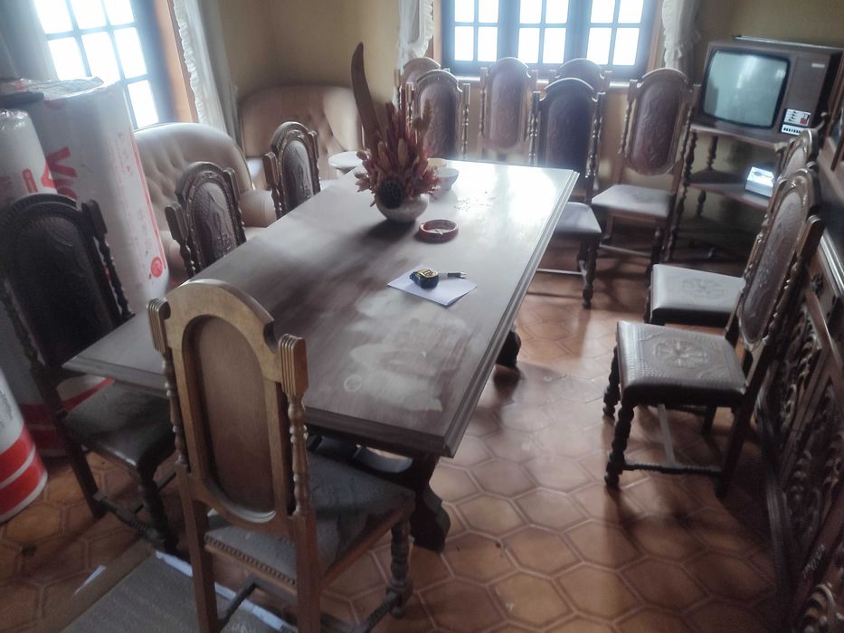 Mesa de madeira maciça e 12 cadeiras