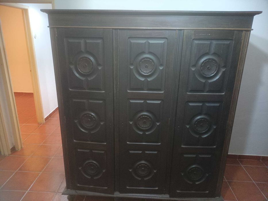 Móvel muito antigo mas grande