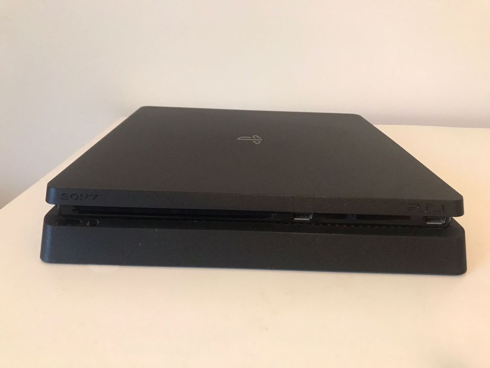 Vendo PS4 950Gb com cabo de alimentação